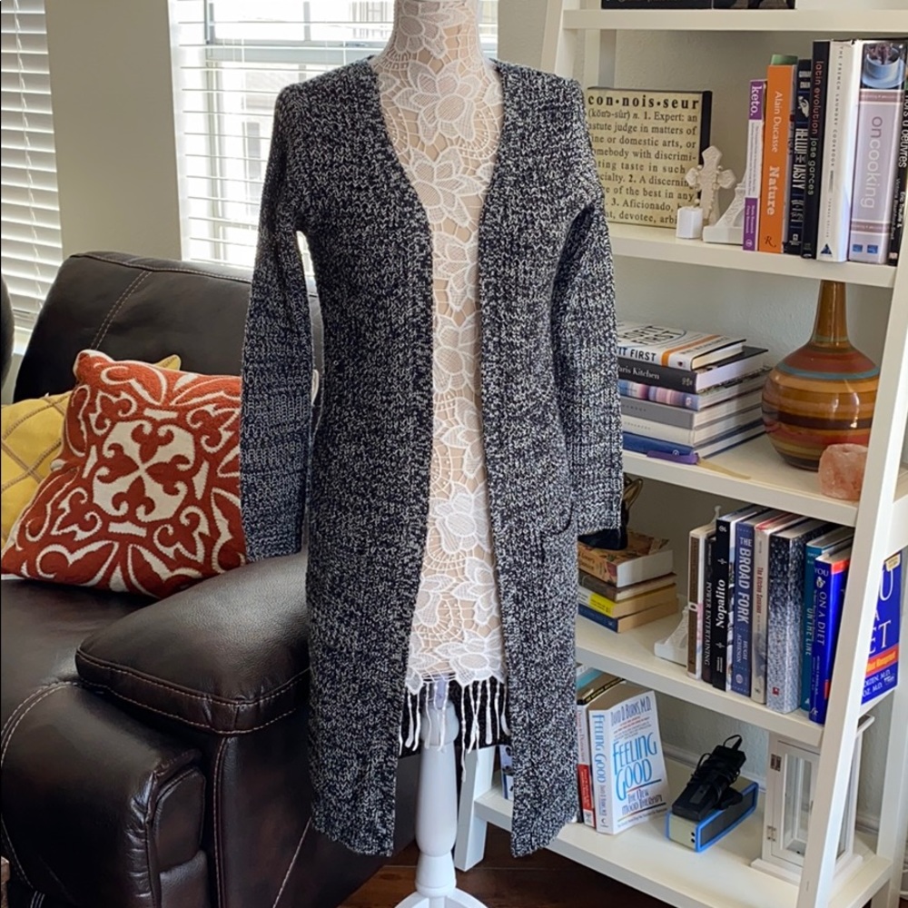 ✨COZY BLACK + WHITE CARDIGAN✨